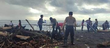 Aksi Lintas Sektor Bersihkan Sampah Plastik Pantai Saba