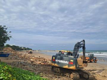 Tim DLHK Badung Bersihkan Sampah Kiriman Pantai Kuta
