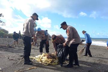 Polsek Mengwi Jaga Kelestarian Kawasan Pantai 
