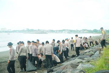 Ratusan Personel Polda Bali "Sikat" Sampah Pantai