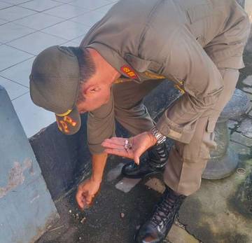 Satpol PP Jembrana Temukan Puntung Rokok di Faskes