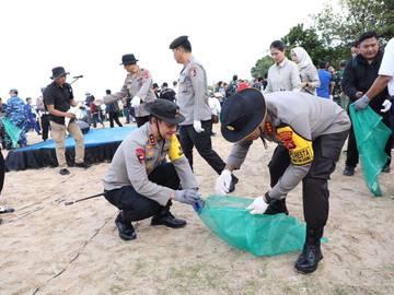 Kapolda Bali Pimpin Aksi Bersih Pantai Kedonganan