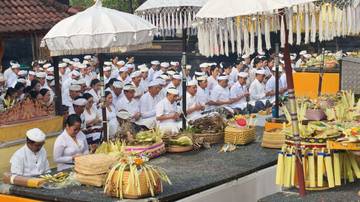 Persembahyangan Tumpek Uye di Pura Watu Klotok