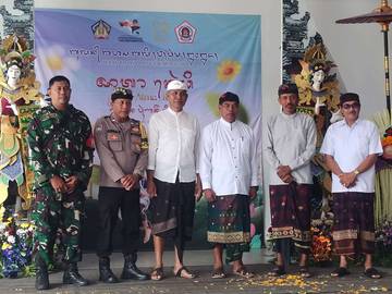 Bhabinkamtibmas Hadiri Bulan Bahasa Bali di Desa Akah