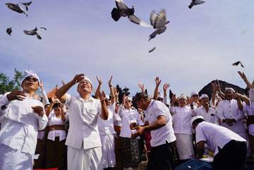 Persembahyangan Bersama Dipusatkan di Pura Watu Klotok