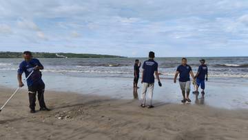 Lapas Kerobokan Terjunkan Warga Binaan Bersihkan Pantai Kedonganan
