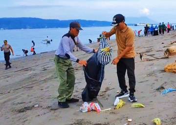 Aparat dan Warga Gilimanuk Sapu Bersih Satu Ton Sampah
