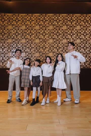 "Peganglah Tanganku" Sebuah Simfoni Harapan untuk Indonesia 
