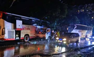 Dua Bus 'Adu Jangkrik' di Jalur Tengkorak Jembrana 