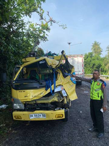 Dua Bus 'Adu Jangkrik' di Jalur Tengkorak Jembrana