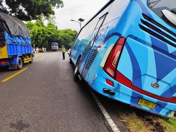 Saling Salip, Bus Terperosok di Jalur Tengkorak Gilimanuk