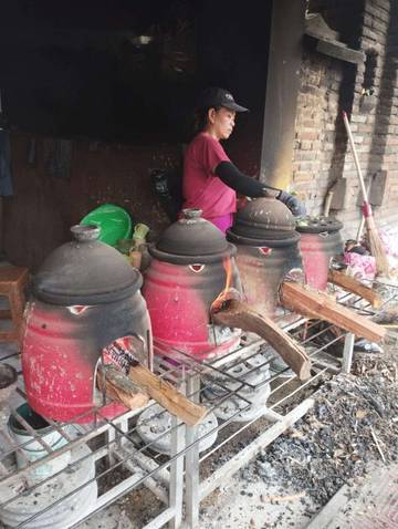 Dari Tungku Api Jadilah Jajanan “ Laklak Alami”