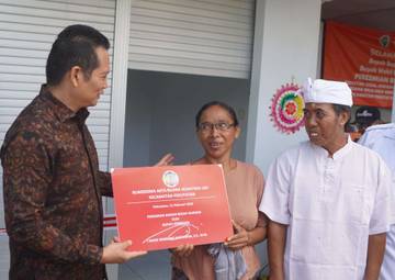 Bupati Kembang Resmikan Bedah Warung Bantuan BUMDesma Pekutatan