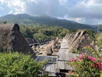 Wisatawan Padati Kampung Adat Bena Saat Libur Lebaran