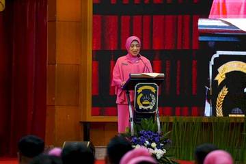 Wakil Ketua Bhayangkari Beri Pembekalan Wisudawan STIK 2025