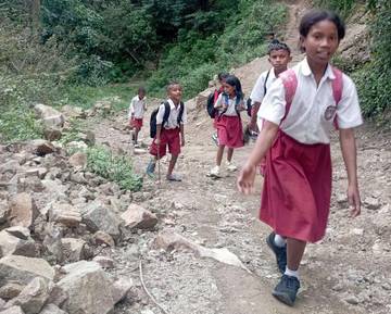 Jalan Rusak Ancam Keselamatan Anak Sekolah Hederia