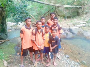 Siswa Dusun Baja Tantang Arus Sungai Demi Sekolah