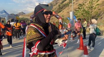 Kostum Tradisional Sabu Hiasi Golo Mori Sunset Run