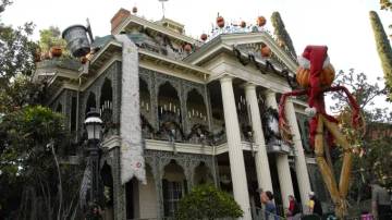 Wisatawan Meninggal Usai Naik Wahana Haunted Mansion Disneyland