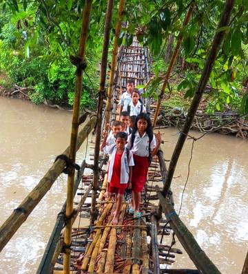 Anak-Anak Kampung Jengok Bertaruh Nyawa Demi Sekolah