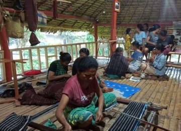 Perempuan Desa Lewokluok Lestarikan Warisan Tenun