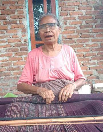 Perempuan Todanara Rajut Identitas Lewat Tenun Tradisional