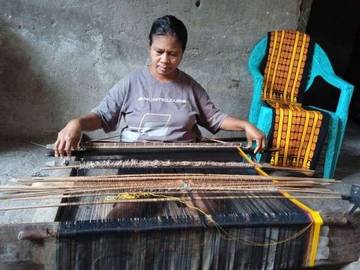 Tenun Ikat Jadi Penopang Ekonomi Tahan Iklim