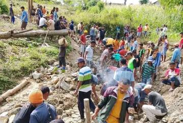 Warga Tiga Desa Perbaiki Jalan Rusak Rembong Raya