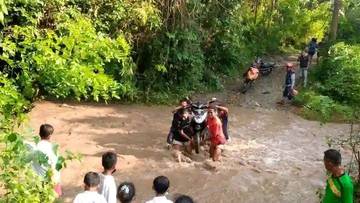 Jalan Berlumpur, Warga Jegharangga Terisolasi Saat Musim Hujan