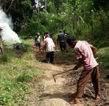 Warga Jegharangga Gotong Royong Perbaiki Akses Jalan
