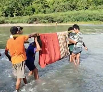 Akses Jalan Terbatas, Ibu Hamil Ditandu di Lembor