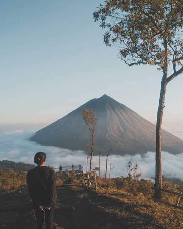 Bukit Wolobobo, Destinasi Favorit Wisatawan Saat Liburan Nataru 
