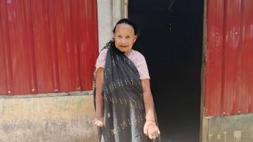Monika Naut, Lansia Tangguh Pengasuh Tiga Cucu Sendirian