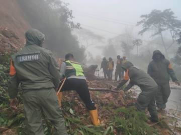 Brimob Ruteng Sigap Tangani Longsor Jalur Ruteng-Reo