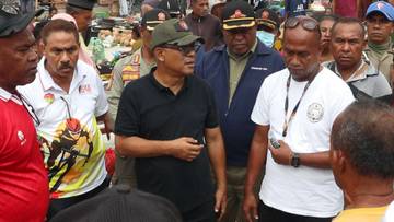 Bupati Ende Tinjau Penataan Pasar Wolowona