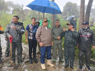 Cuaca Buruk Hambat Pencarian Korban Longsor Desa Goreng Meni 
