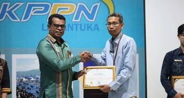 Kemenag Flores Timur Raih Penghargaan Kepatuhan Bendahara