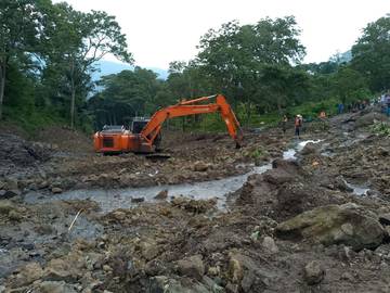Ekskavator Tiba di Lokasi Longsor Desa Goreng Meni