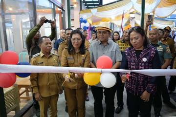 Gubernur Resmikan Gerai NTT Mart di Ngada