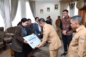Pemerintah Manggarai Serahkan Santunan Kematian Pekerja Rentan Daerah