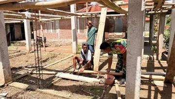 Babinsa Maurole Turut Bangun Rumah Layak Huni
