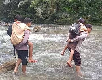 Sungai Meluap, Polisi Gendong Pelajar Demi Sekolah 
