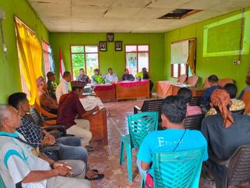 Babinsa Reok Dampingi Warga Sosialisasi Pelebaran Jalan LINTURA