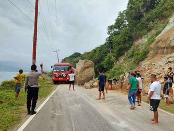 Longsor Km 34 Ganggu Jalur Trans Flores