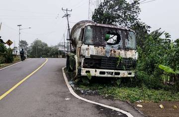 Truk Molen Mangkrak Ancam Keselamatan Jalan