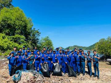 Polairud dan KSOP Labuan Bajo Bersih Pantai Pulau Monyet