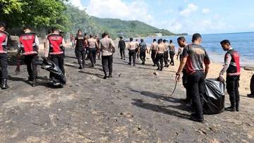 Polres Flotim Bersihkan Pantai Dukung Pariwisata Berkelanjutan