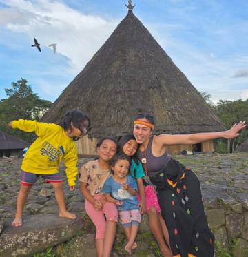 Wulan Guritno Apresiasi Budaya Mbaru Niang Manggarai