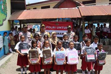 Kapolres Ende Salurkan Bantuan Pendidikan ke SD Tertinggal