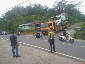 Bangkai Truk Molen Trans Flores Akhirnya Dievakuasi